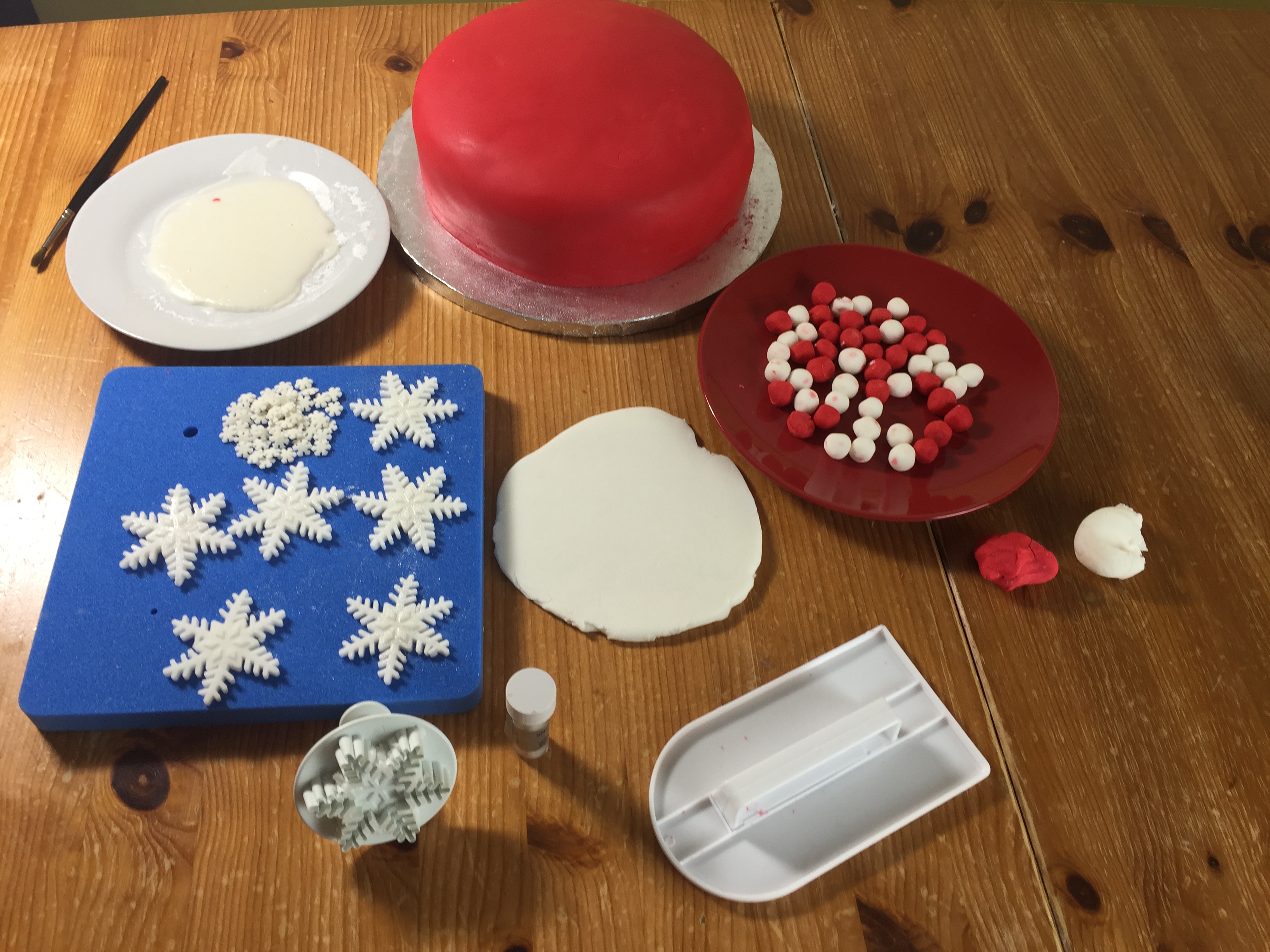 How to make simple fondant decorations