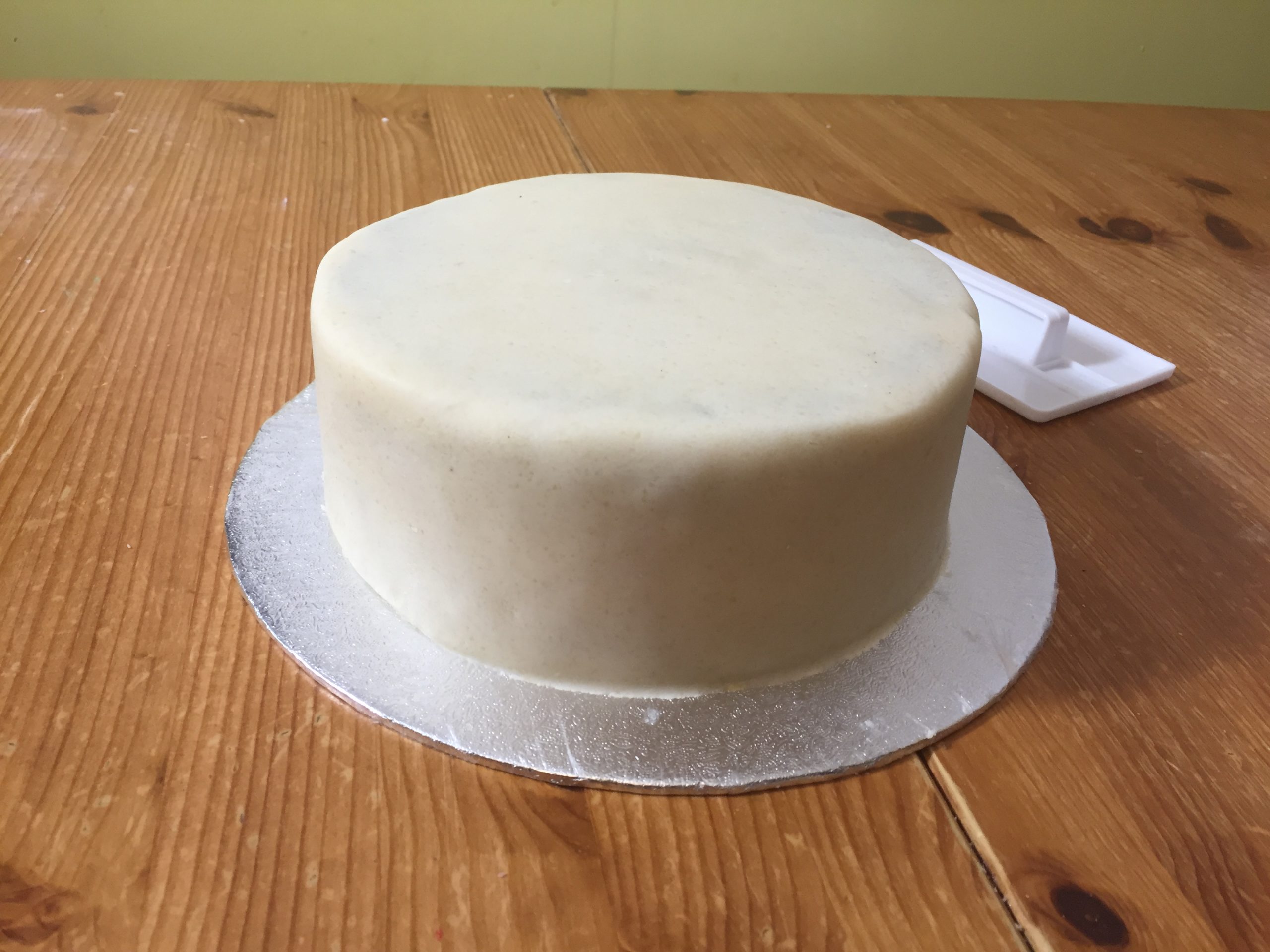 How to marzipan a cake : Marzipan Cake Decorating
